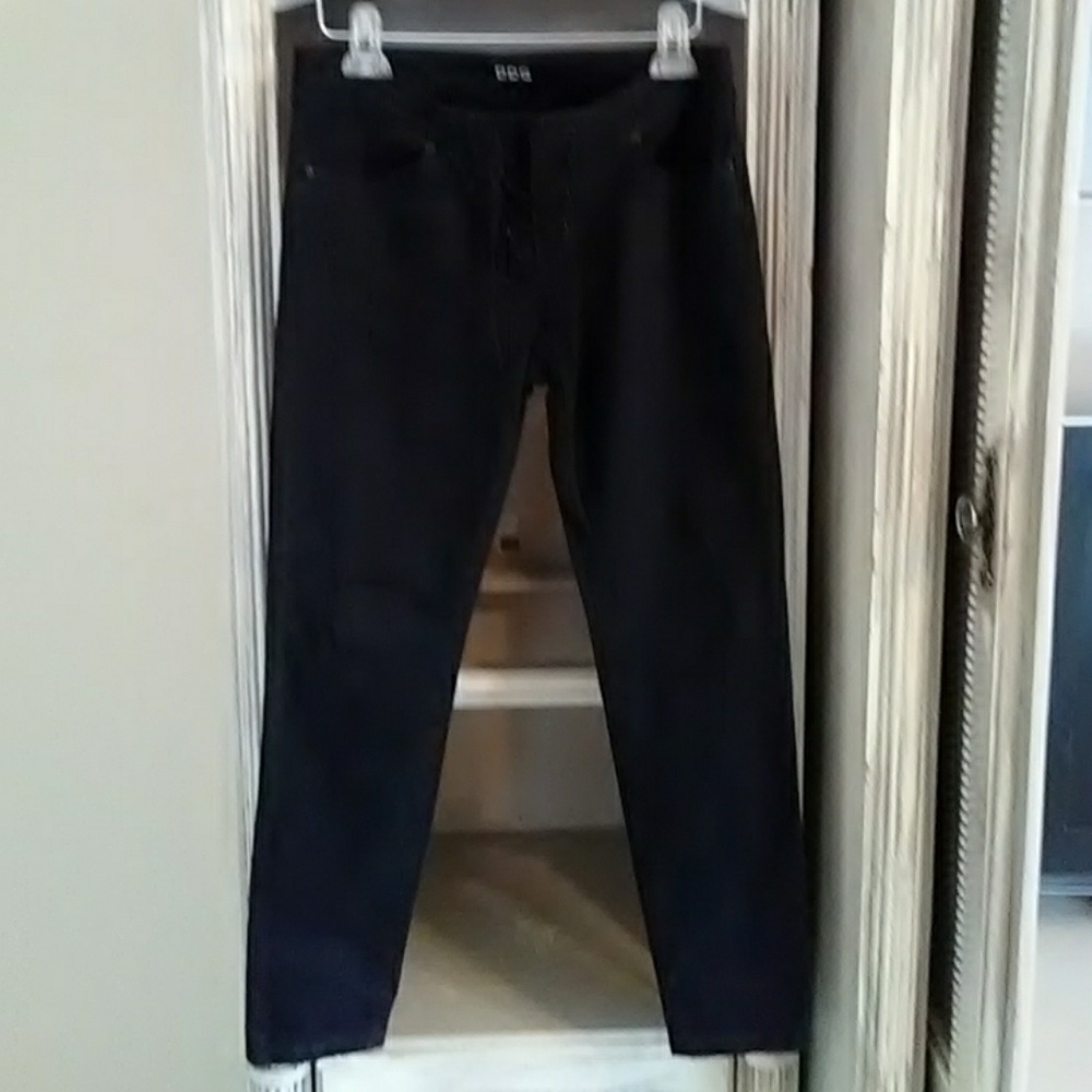 BDG Twig Distressed Jeans